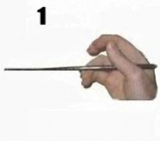 Как правильно брать палочки. Рука с китайскими палочками. Как правильно держать палочки для суши. Как есть китайскими палочками инструкция. Как держать палочки для суши схема.